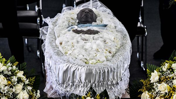 Гроб с телом легенды бразильского футбола Пеле на стадионе Урбано Кальдейра в Сантосе, Сан-Паулу, Бразилия - اسپوتنیک افغانستان  