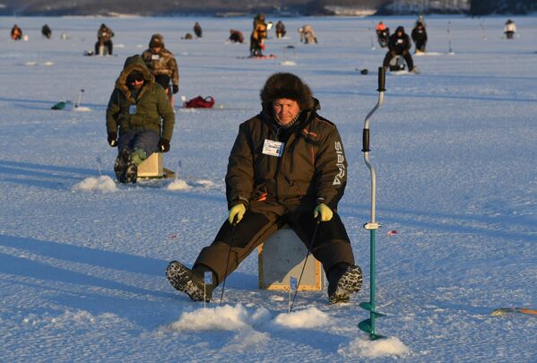 شرکت کنندگان در جشنواره &quot;کلیو کوروشکا&quot; برای شکار ماهی زیر یخ در جزیره روسیه. - اسپوتنیک افغانستان  
