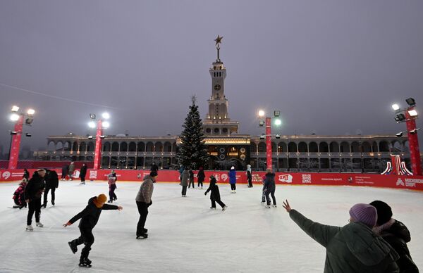 مردم شهر در میدان اصلی ایستگاه رودخانه شمال مسکو در حال انجان بازی اسکیت روی یخ طبیعی، مسکو. - اسپوتنیک افغانستان  