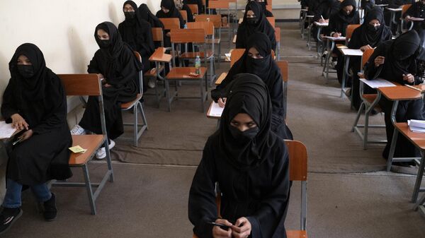  In this file photo taken on October 13, 2022, Afghan female students take an entrance exam at Kabul University in Kabul. - اسپوتنیک افغانستان  