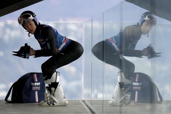 ریویو کوبایاشی از جاپان پیش از پرش خود در مرحله سوم هفتاد و یکمین دوره مسابقات پرش اسکی چهار تپه در اینسبروک، اتریش، سه شنبه، 3 جنوری 2023، حرکات کششی انجام می دهد. - اسپوتنیک افغانستان  