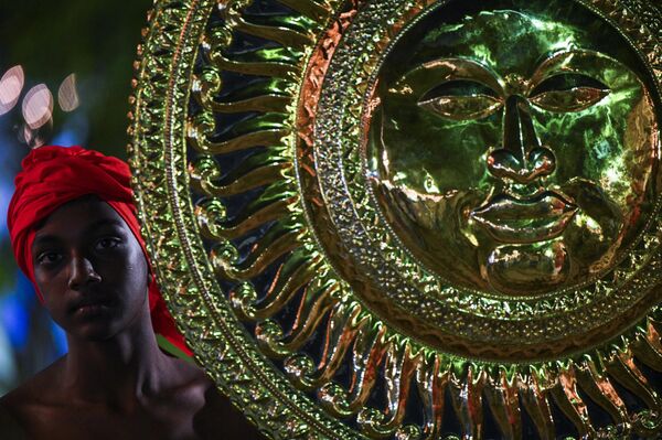 یک رقاص پیش از آغاز جشنواره سالانه Perahera/پیراهیرا در معبد تاریخی بودایی Kelaniya/کیلانیا در کیلانیا در 4 جنوری 2023 نگاه می کند. - اسپوتنیک افغانستان  