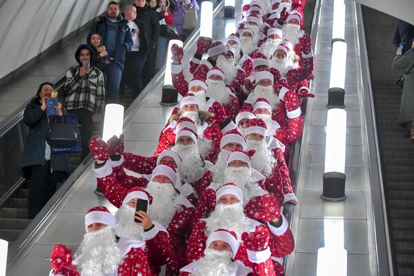 مردم با لباس بابانوئل روسی، در یک فلش موب سالانه در متروی مسکو (مترو) در مسکو، روسیه، جمعه، 30 دسامبر 2022 شرکت می کنند. - اسپوتنیک افغانستان  