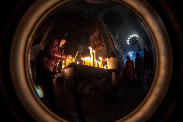 مومنان در شب کریسمس در کلیسای سورب گئورگ (سنت جورج) در روستای مغنی ​​منطقه آراگاتسوتن. (عکس با استفاده از اپتیک مخصوص گرفته شده است). - اسپوتنیک افغانستان  