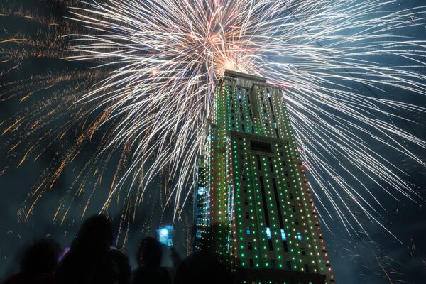 مردم به آتش بازی هایی نگاه می کنند که از ساختمان برج قدیمی مشترک برای جشن گرفتن سال جدید در نایروبی در 1 جنوری 2023 شروع می شود. - اسپوتنیک افغانستان  