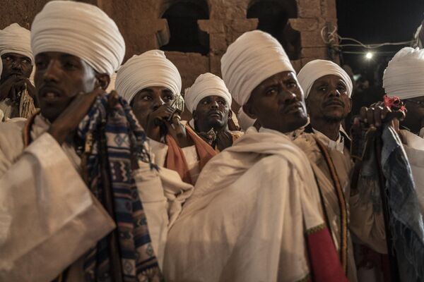 کشیشان ارتدوکس اتیوپیایی در حال خواندن سرود های مذهبی در کلیسای مریم مقدس در اتیوپیا - اسپوتنیک افغانستان  