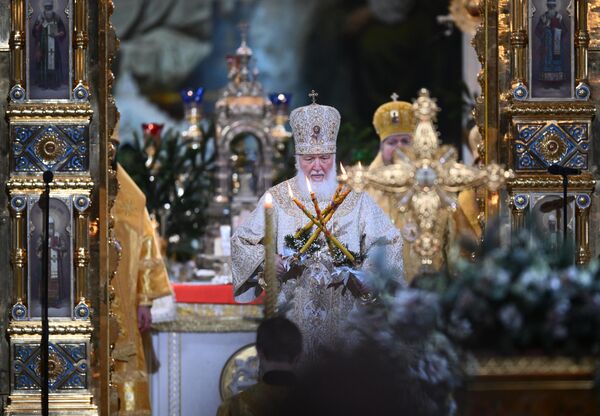 کریل، پاتریارک (رهبر) کلیسای ارتدکس روسیه در مراسم کریسمس در کلیسای جامع مسیح منجی در مسکو - اسپوتنیک افغانستان  