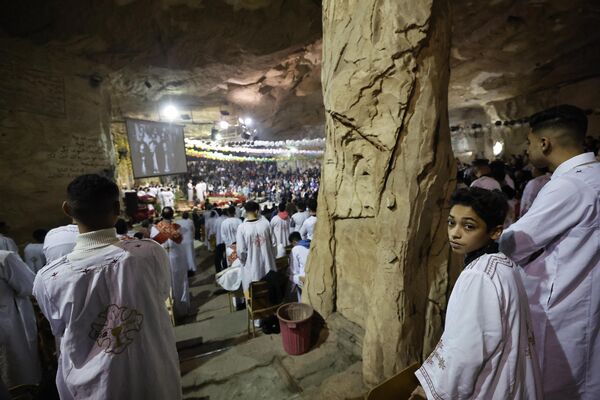 قبطی‌های مصر در مراسم عید کریسمس در صومعه سنت سیمون، که به کلیسای غار نیز معروف است، در کوه معتمم قاهره پایتخت مصر در 6جنوری 2023 شرکت می‌کنند - اسپوتنیک افغانستان  