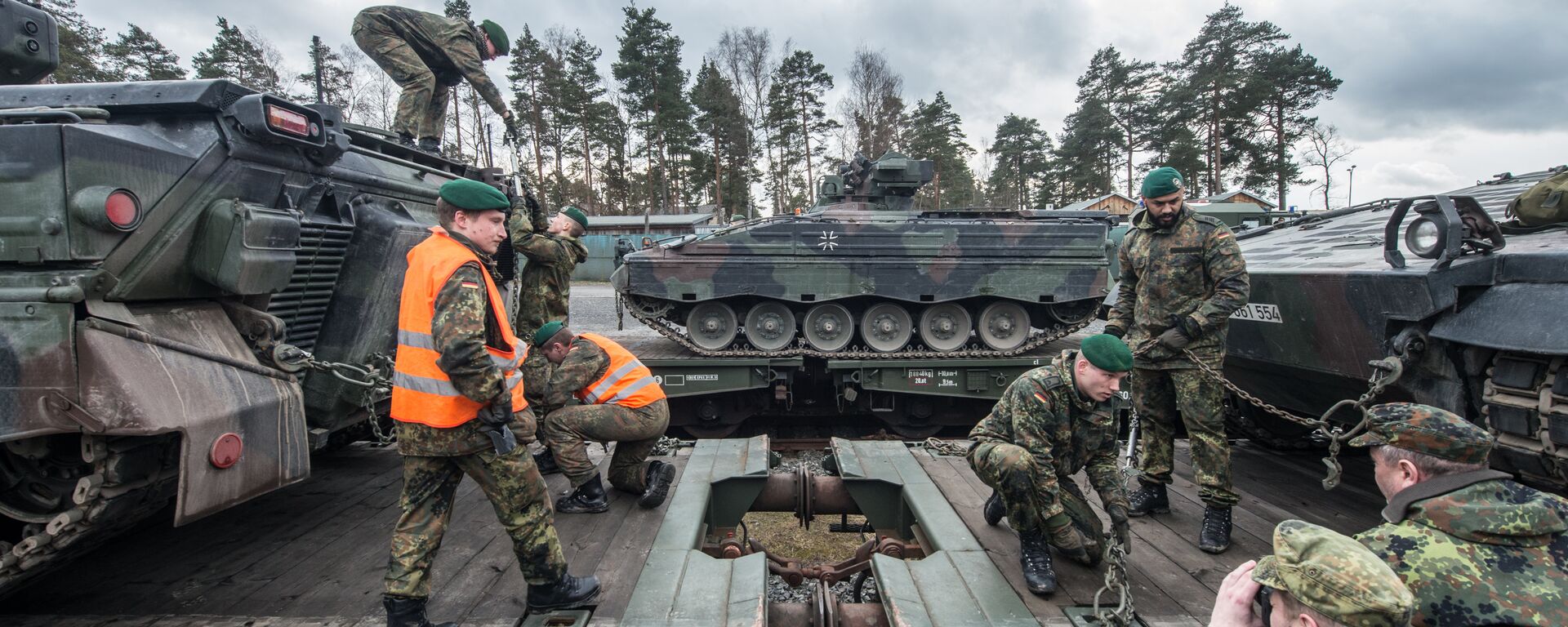 German soldiers load armored vehicles of the type Marder on a train at the troop exercise area in Grafenwoehr, southern Germany, on February 21, 2017. - اسپوتنیک افغانستان  , 1920, 08.01.2023