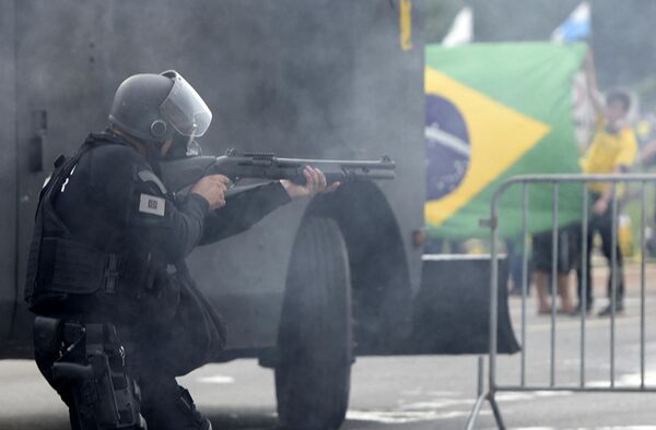 نیروهای امنیتی با حامیان ژایر بولسونارو، رئیس جمهور سابق برزیل که به کاخ ریاست جمهوری پلانالتو در برازیلیا حمله کردند، مقابله کردند. - اسپوتنیک افغانستان  