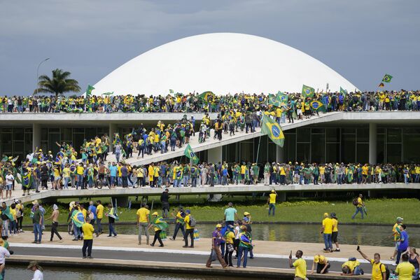معترضان، حامیان ژایر بولسونارو، رئیس جمهور سابق برازیل، به ساختمان کنگره ملی در برازیلیا، برازیل یورش بردند. - اسپوتنیک افغانستان  