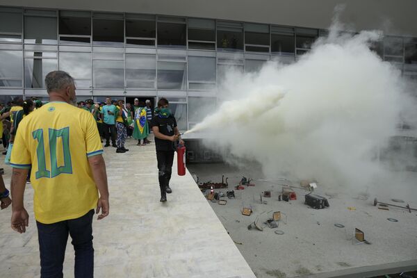 پس از هجوم معترضان به کاخ پلانالتو در برازیلیا، یک معترض، حامی رئیس جمهور سابق برزیل، ژایر بولسونارو، یک کپسول آتش نشانی را خالی کرد. - اسپوتنیک افغانستان  