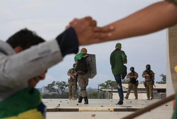 حامیان ژایر بولسونارو، رئیس جمهور سابق برزیل، در حالی که با نیروهای امنیتی در برازیلیا درگیر شدند، به کاخ ریاست جمهوری پلانالتو حمله کردند. - اسپوتنیک افغانستان  