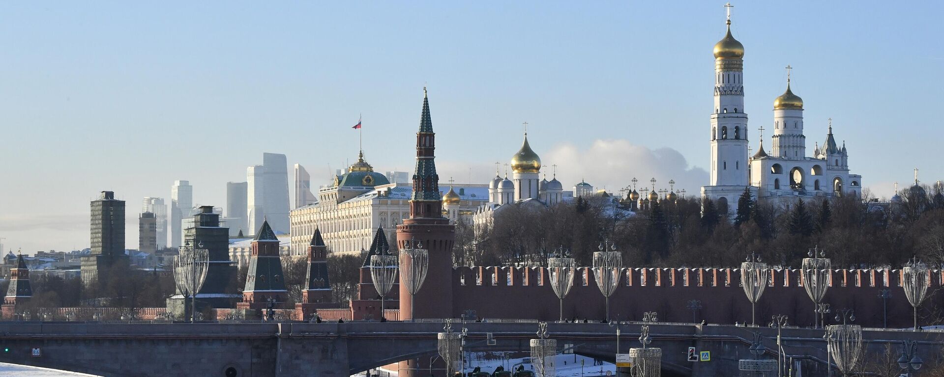 Вид на Кремль с Парящего моста в парке Зарядье в Москве - اسپوتنیک افغانستان  , 1920, 04.05.2023