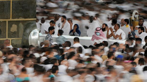 الحجاج يطوفون حول الكعبة المشرفة في المسجد الحرام، في مدينة مكة المكرمة في المملكة العربية السعودية في 6 يوليو 2022 - اسپوتنیک افغانستان  
