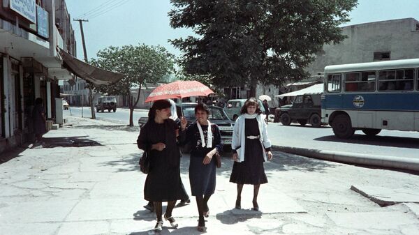 Афганские девушки в западной одежде на улице Кабула, 1988 год - اسپوتنیک افغانستان  