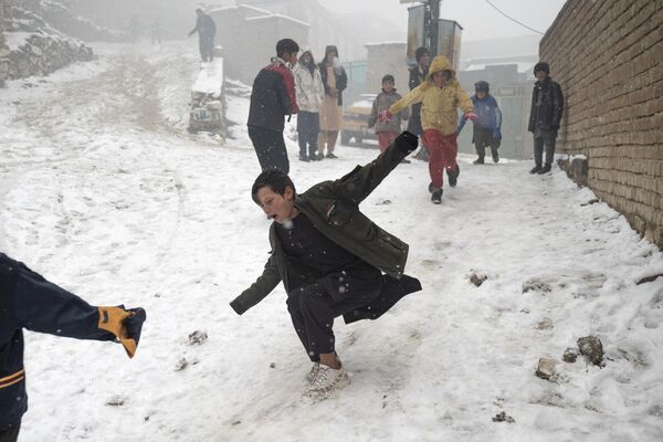 کودکان در حال یخمالک زدن در روز برفی.8 جنوری سال 2023 - اسپوتنیک افغانستان  