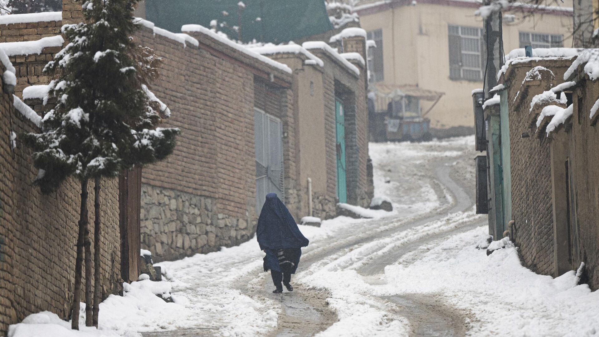 Женщина в парандже идет по улице во время снегопада в Кабуле - اسپوتنیک افغانستان  , 1920, 02.02.2023