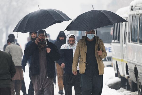 مرد ها در کابل در امتداد سرک در حال راه رفتن هستند.11 جنوری 2023 - اسپوتنیک افغانستان  