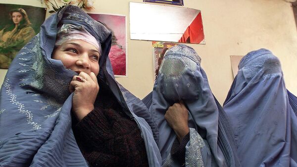 Женщины в салоне красоты в Кабуле, открывшемся первым после падения жесткого режима талибов, 2001 год - اسپوتنیک افغانستان  