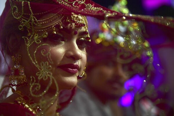 یک زوج هندو پاکستانی در یک مراسم عروسی دسته جمعی در کراچی شرکت کردند. - اسپوتنیک افغانستان  