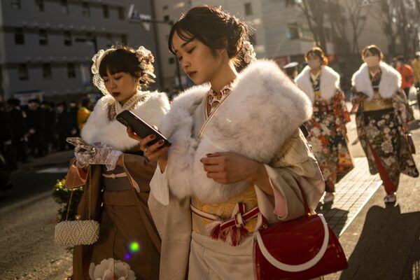 زنان جوان در یوکوهاما، کاناگاوا، کیمونو پوشدند تا به مناسبت &quot;روز رسیدن به سن&quot; به افرادی که امسال به نشانه بزرگسالی 20 ساله می شوند، احترام بگذارند. - اسپوتنیک افغانستان  
