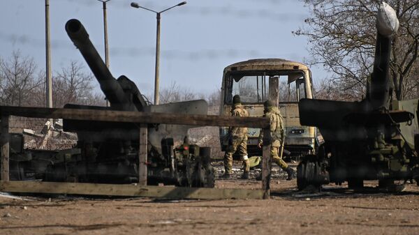 Гаубицы из брошенной артиллерийской части Вооруженных сил Украины, временно расположенная на территории пункта приема металла в Бердянске - اسپوتنیک افغانستان  
