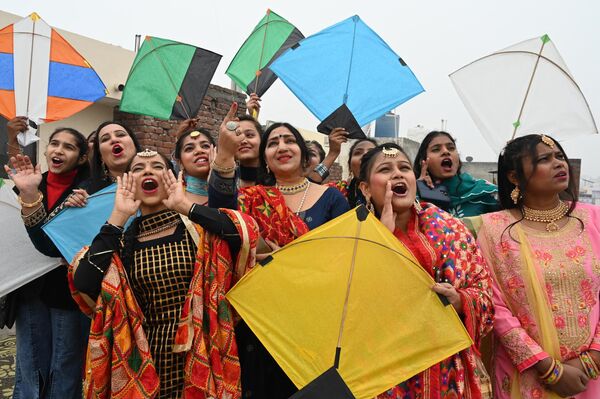 دانشجویان در جشن های جشنواره لوهری در امریتسار در 12 جنوری 2023 گودی پران بازی می کنند.(عکس از ناریندر نانو / خبرگزاری فرانسه) - اسپوتنیک افغانستان  