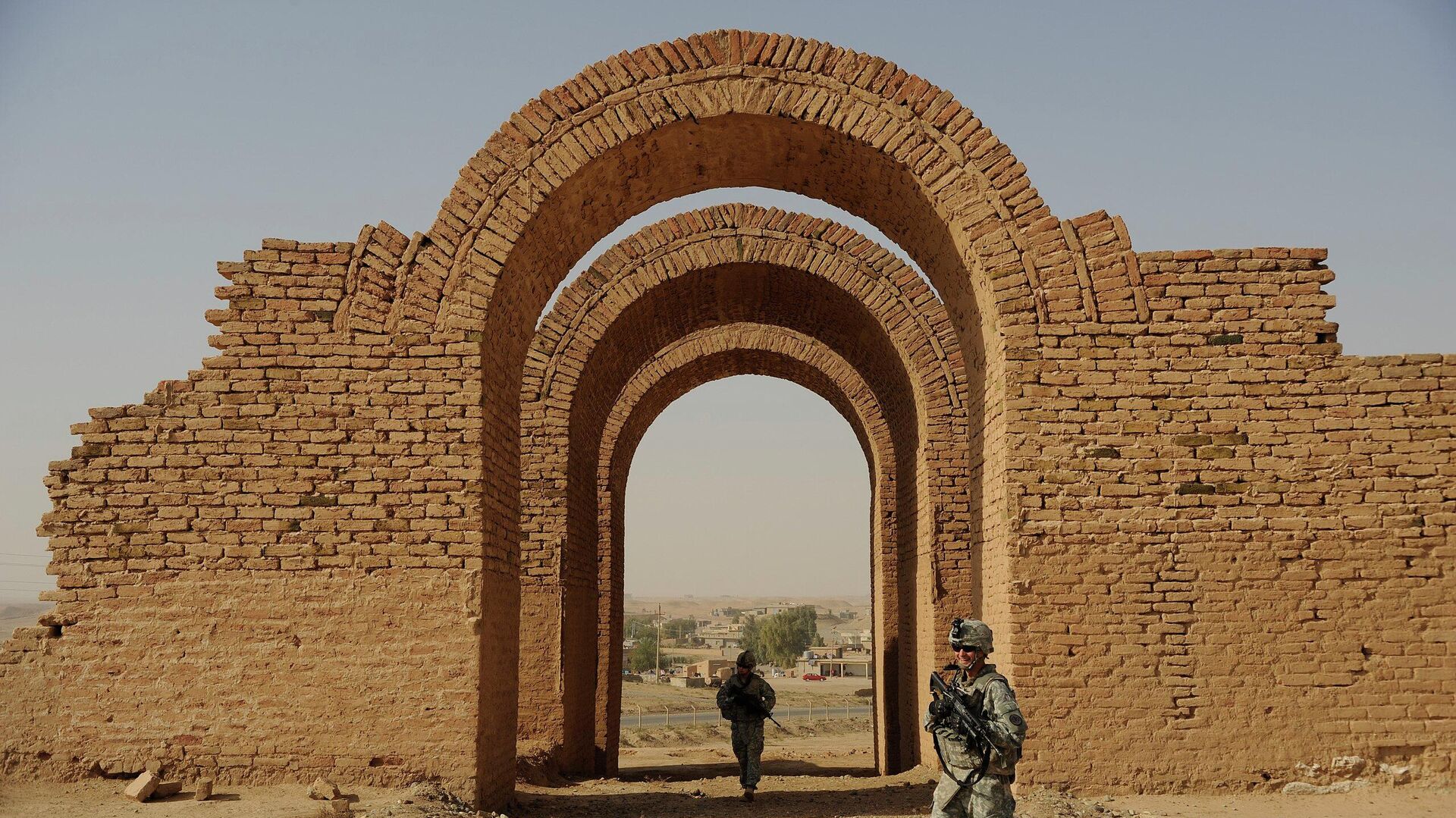 جنديان أمريكيان يقفان حول آثار مدينة آشور، العراق - اسپوتنیک افغانستان  , 1920, 14.01.2023