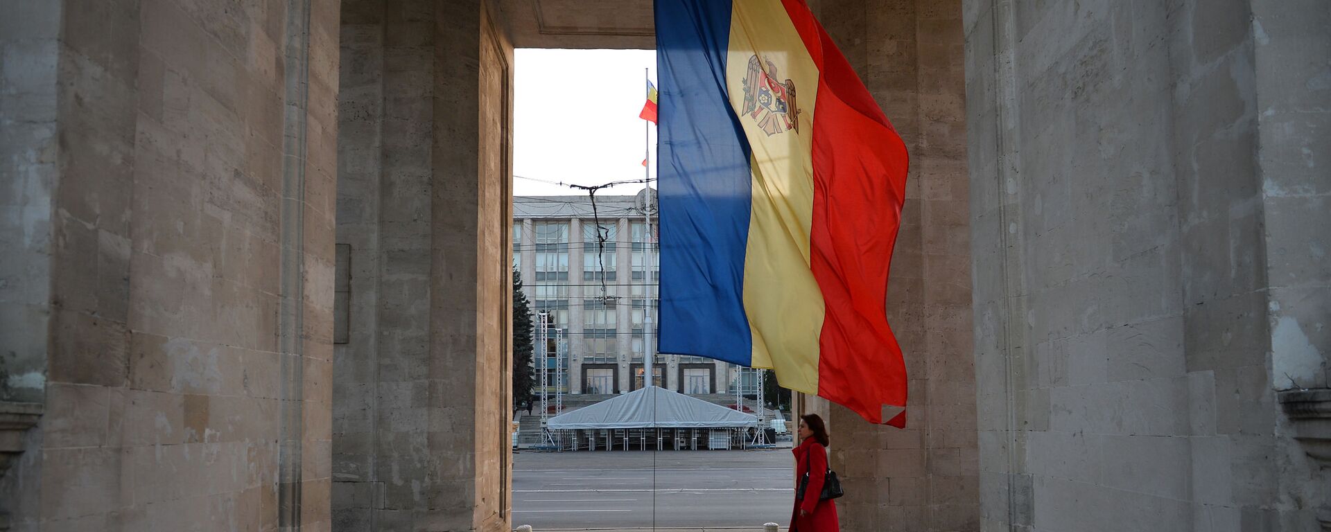 Молдавский флаг под Триумфальной аркой в Кишиневе - اسپوتنیک افغانستان  , 1920, 14.01.2023