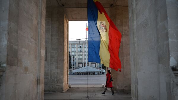 Молдавский флаг под Триумфальной аркой в Кишиневе - اسپوتنیک افغانستان  
