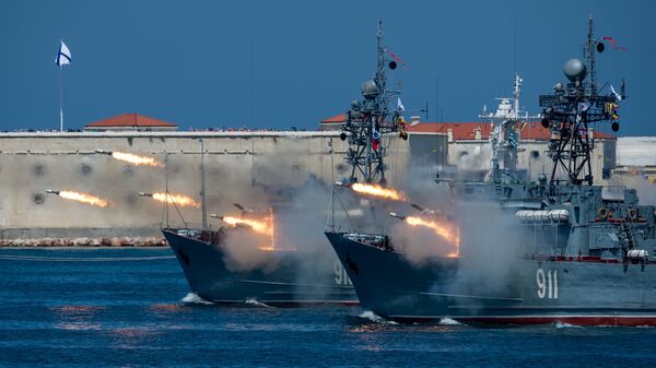 الأسطول الروسي - كاسحات ألغام البحر كوفروفيتس و إيفان غولوبيتس أثناء الاحتفال بيوم البحرية في سيفاستوبول، القرم الروسية - اسپوتنیک افغانستان  