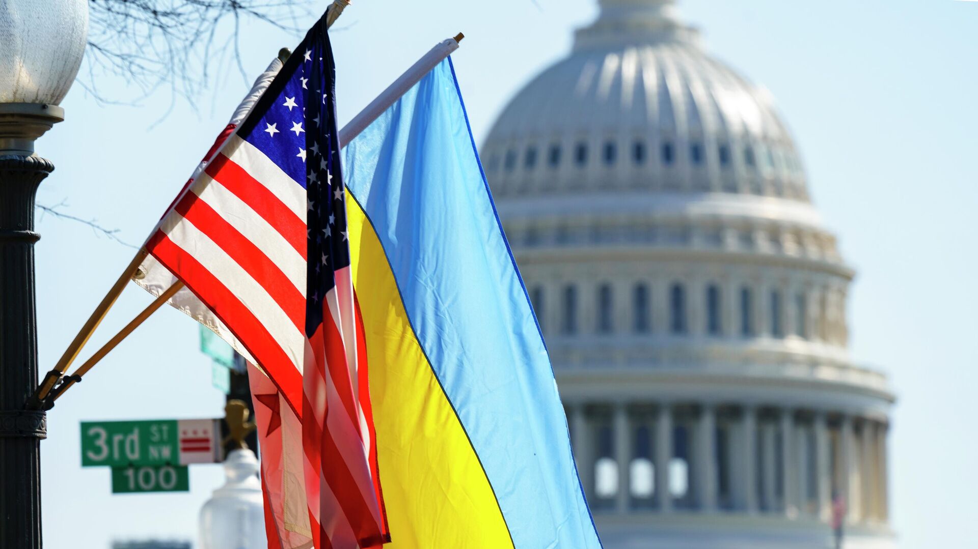 Флаги Украины и США у здания Капитолия в Вашингтоне - اسپوتنیک افغانستان  , 1920, 07.02.2024