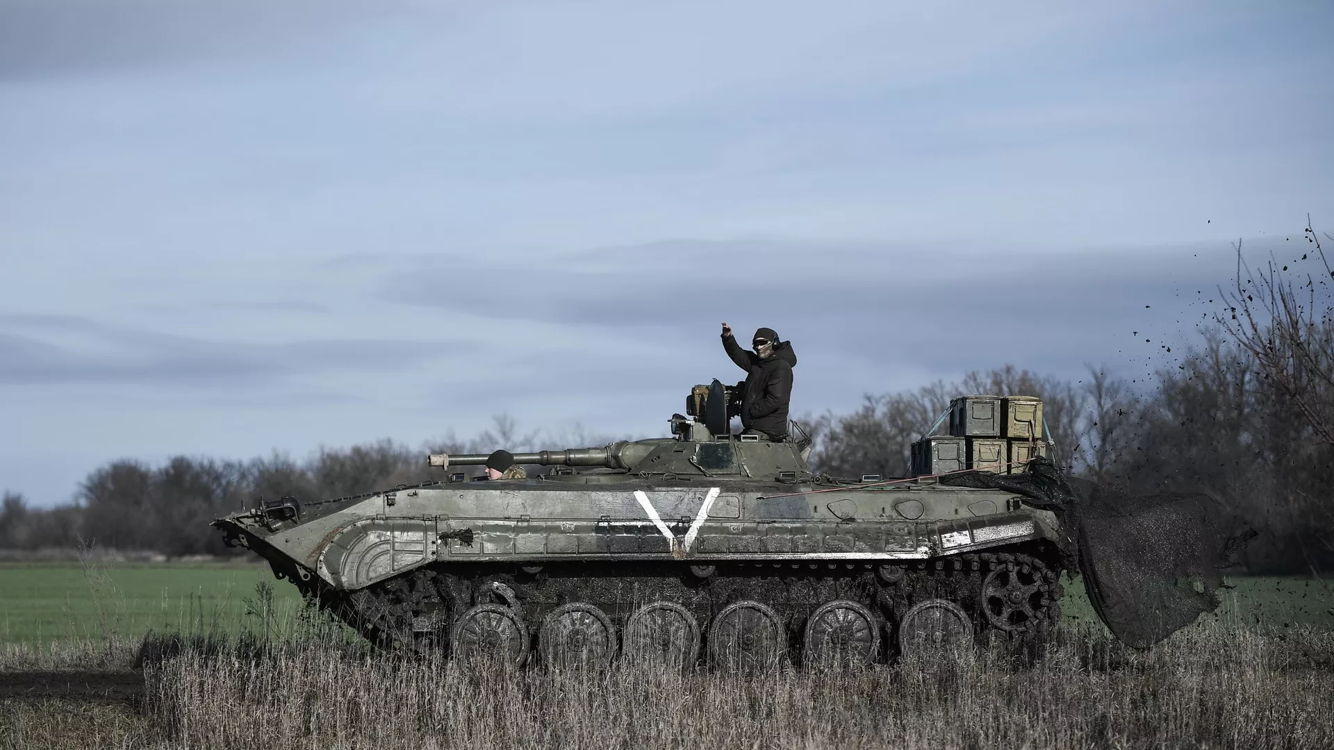 Военнослужащие на БТР во время обучения мобилизованных элитными подразделениями ВДВ на одном из полигонов в Запорожской области