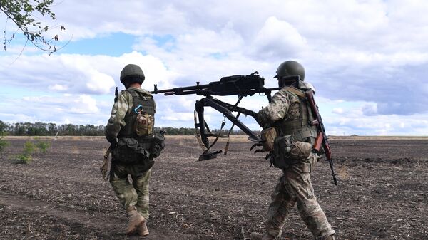 Бойцы группировки Бахмут ЧВК Вагнер передвигаются на позиции по окраине Бахмута в Донецкой области - اسپوتنیک افغانستان  