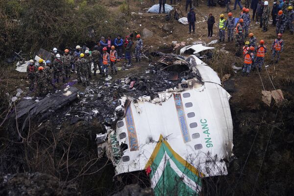 امدادگران محل سقوط هواپیمای مسافربری را در پوخارای نپال جستجو می کنند. نپال روز دوشنبه یک روز عزای ملی را آغاز کرد، زیرا نیروهای امدادی یک روز پس از سقوط هواپیمای یک شهر توریستی به دره ای در حالی که قصد فرود در فرودگاه تازه افتتاح شده را داشت که منجر به کشته شدن حداقل 66 نفر از 72 سرنشین هواپیما شد، جستجو برای یافتن شش مفقود شده را از سر گرفتند. در مرگبارترین سانحه هواپیمای کشور در سه دهه اخیر. دوشنبه، 26 جدی سال 1401 - اسپوتنیک افغانستان  