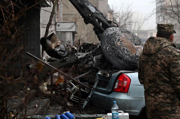 ارتش در محل سقوط یک هلیکوپتر در نزدیکی یک مهدکودک در خارج از پایتخت کی­یف ایستاده است. 26 جدی 1401 شانزده نفر از جمله دو کودک و وزیر کشور اوکراین کشته شدند. - اسپوتنیک افغانستان  