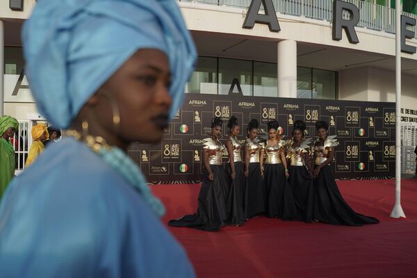 مهماندار برای یک عکس در مراسم جوایز موسیقی آفریما، در سراسر آفریقا، که در داکار آرنا در دیامنیادیو، سنگال، یکشنبه، 15 جنوری 2023 برگزار شد، ژست عکاسی می گیرد. - اسپوتنیک افغانستان  