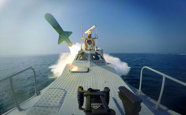 در این عکس که توسط سپاه پاسداران ایران در روز سه‌شنبه ۲۶ دی ۱۳۹۲ منتشر شد، موشکی از یک قایق در حین رزمایش دریایی در خلیج فارس، ایران پرتاب می‌شود.(عکس سپاه پاسداران ایران از طریق AP) - اسپوتنیک افغانستان  