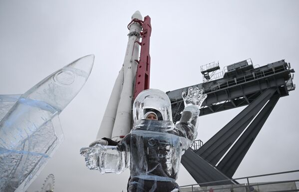 زنی در نمایشگاهی از مجسمه های یخی در ودنخا در مسکو عکس می گیرد. - اسپوتنیک افغانستان  