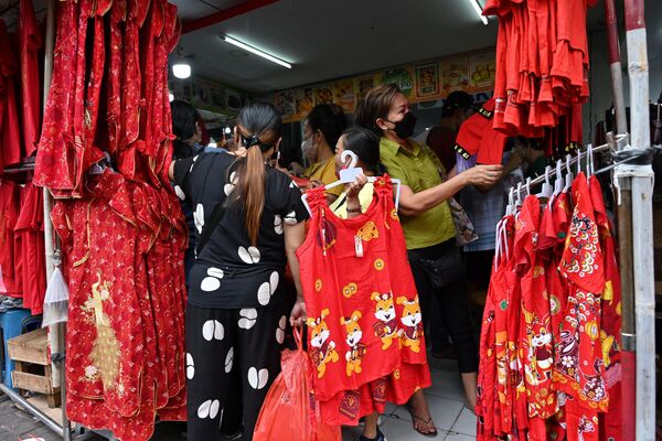 مردم در جاکارتا لباس های سال نو می خرند. - اسپوتنیک افغانستان  