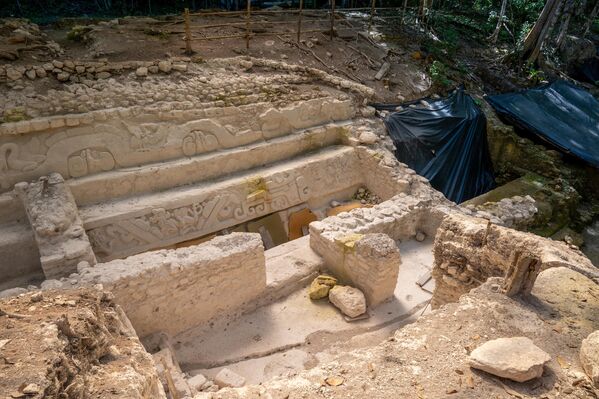 در تاریخ 17 جنوری 2023، یک کتیبه زینتی مایاها در سایت باستانی ال میرادور در سن آندرس، گواتمالا، کشف شده است.(عکس از کارلوس آلونزو / خبرگزاری فرانسه) - اسپوتنیک افغانستان  