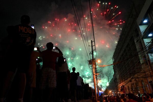 آتش بازی بر فراز پل بینوندو-اینتاموروس در حالی که بازدیدکنندگان سال نو قمری را در مانیل در 22 جنوری 2023 جشن می گیرند. - اسپوتنیک افغانستان  
