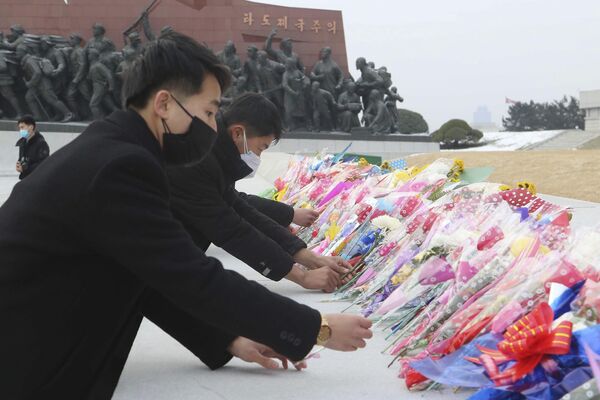 مردم کره شمالی یکشنبه، 22 جنوری 2023 به مناسبت سال نو قمری، از مجسمه های رهبران فقید کیم ایل سونگ و کیم جونگ ایل در تپه مانسو در پیونگ یانگ، کره شمالی بازدید و به آنها احترام می گذارند. - اسپوتنیک افغانستان  