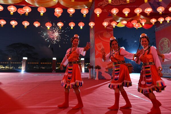 هنرمندان چینی در مراسمی در آستانه سال نو قمری در یانگون در 21 جنوری 2023 شرکت می کنند.(عکس از خبرگزاری فرانسه) - اسپوتنیک افغانستان  