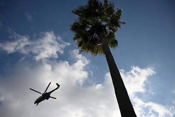 هلیکوپتر کلانتر شهرستان لس آنجلس پس از اینکه مقامات به یک ون با جسدی در صندلی راننده در تورنس، کالیفرنیا حمله کردند، در حرکت است. - اسپوتنیک افغانستان  