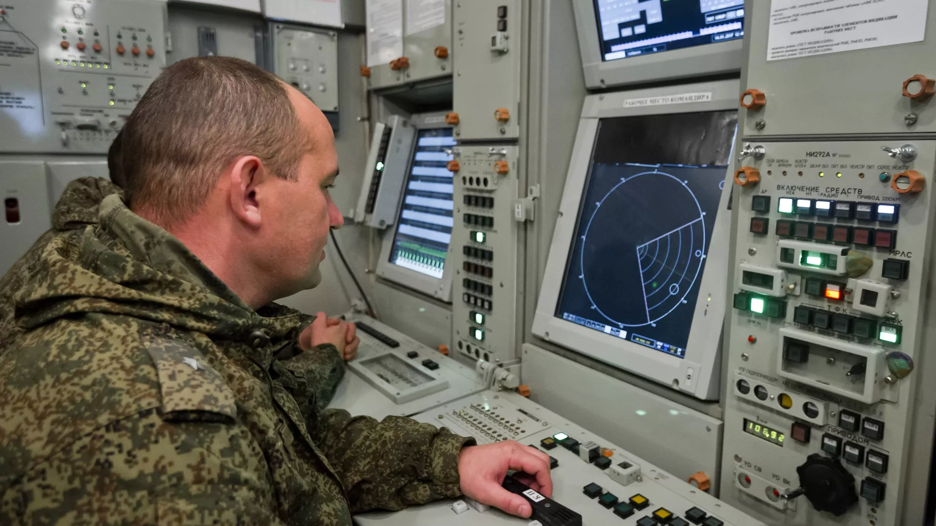 Офицер полка противовоздушной обороны вооруженных сил России во время боевого дежурства