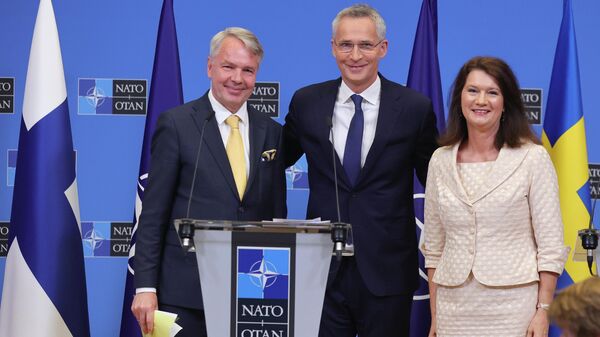 Министры иностранных дел Пекка Хаависто и Анн Линде, и генеральный секретарь НАТО Йенс Столтенберг в Брюсселе - اسپوتنیک افغانستان  