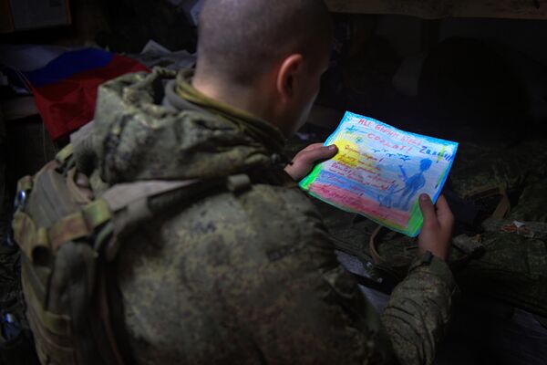 یکی از سربازان کندک قطب شمال نامه ای را می خواند که برای سربازان خط اول جبهه در بخش جنوبی عملیات ویژه نظامی فرستاده بودند. - اسپوتنیک افغانستان  