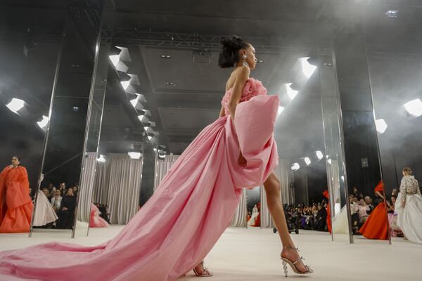 یک مدل طرح خلاقانه لباس خود را در مجموعه مد لباس بهار-تابستان 2023 Giambattista Valli که در پاریس، دوشنبه، 23جنوری 2023 ارائه شد، به نمایش می گذارد. - اسپوتنیک افغانستان  